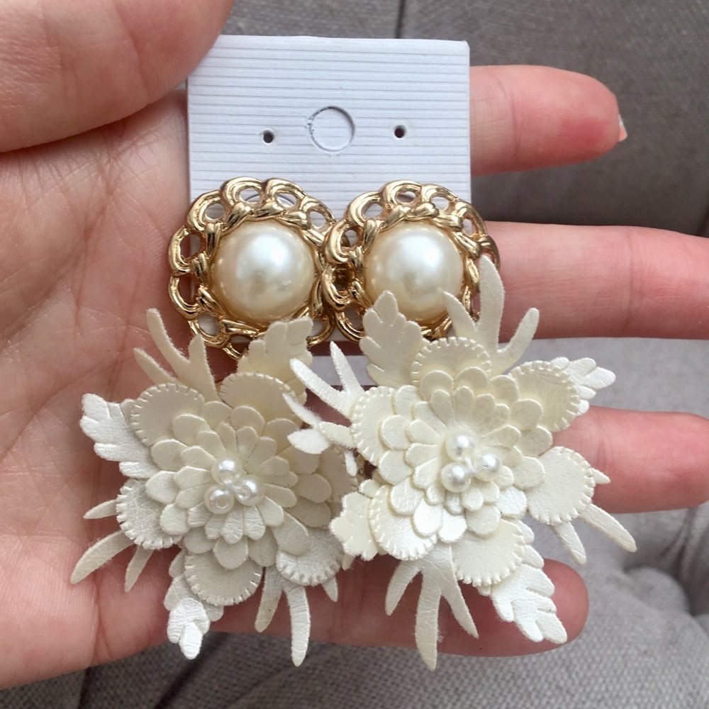 🤍 new pearl 3D floral flower leather dangle gold earring